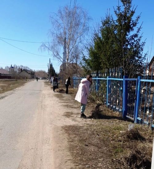 Ученики Большекабанской школы наводят порядок в своем селе