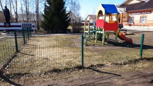 Ученики Большекабанской школы наводят порядок в своем селе