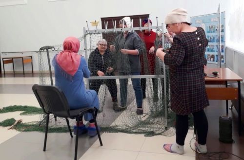 Жители Малой Елги плетут сети