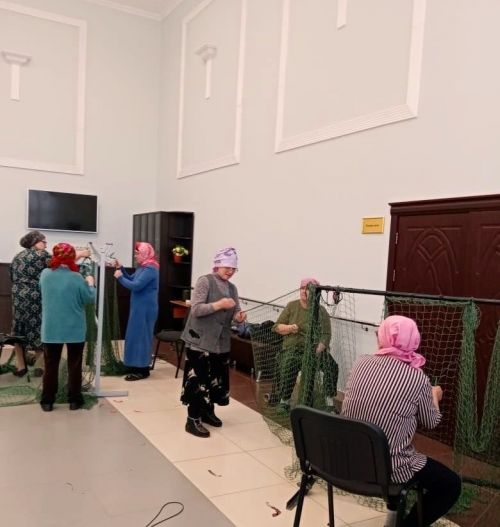 Жители Малой Елги плетут сети