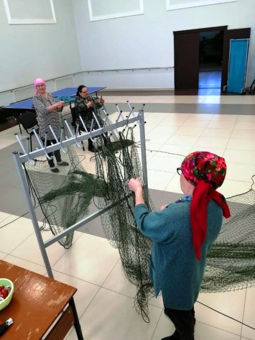 Жители Малой Елги плетут сети