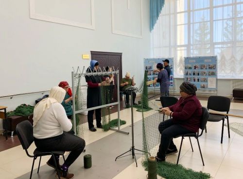 Жители Малой Елги плетут сети