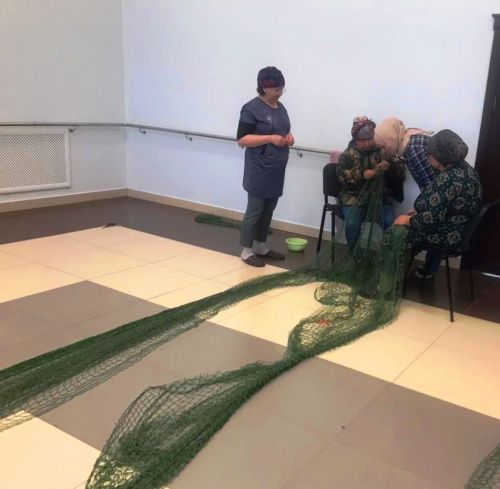 Жители Малой Елги плетут сети