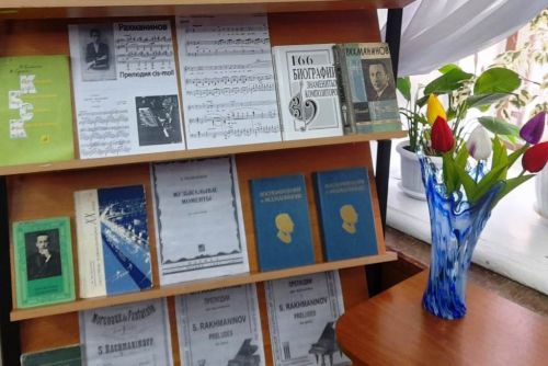 В Лаишевской библиотеке оформлена новая книжная выставка «Божьей милостью музыкант»