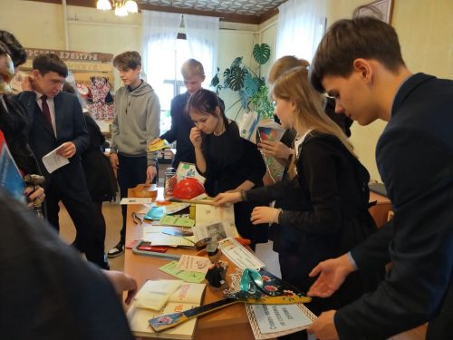 В Лаишевской библиотеке подготовили информ-досье «Прекрасных профессий на свете не счесть, и каждой профессии - слава и честь»