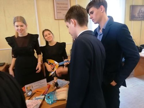 В Лаишевской библиотеке подготовили информ-досье «Прекрасных профессий на свете не счесть, и каждой профессии - слава и честь»