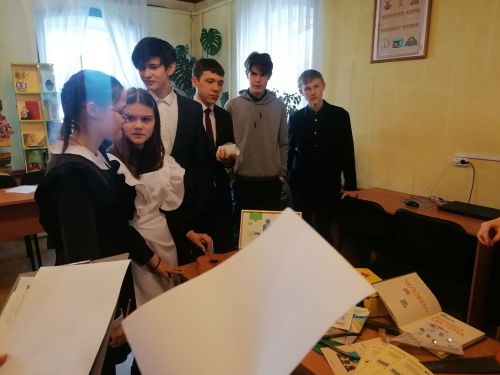 В Лаишевской библиотеке подготовили информ-досье «Прекрасных профессий на свете не счесть, и каждой профессии - слава и честь»