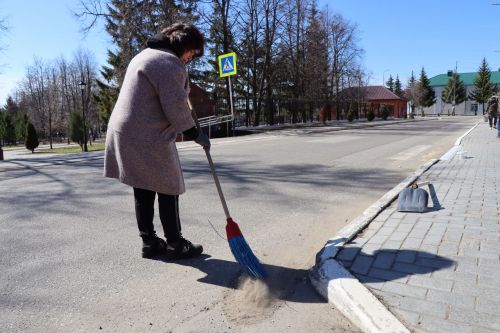 Жители Лаишева сегодня вышли на субботник