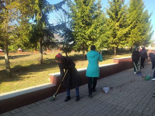Жители Лаишева сегодня вышли на субботник