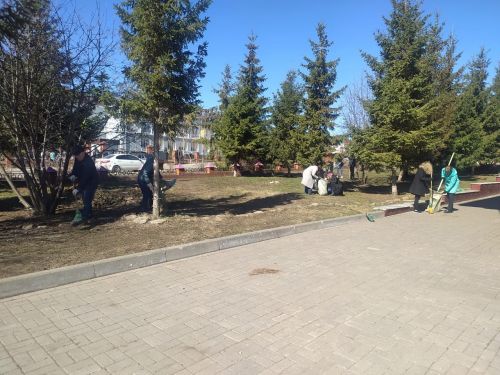 Жители Лаишева сегодня вышли на субботник