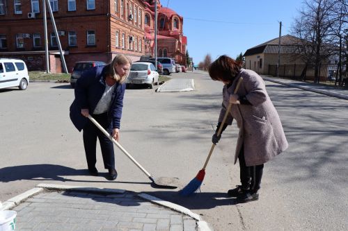 Жители Лаишева сегодня вышли на субботник
