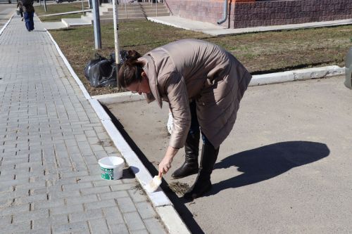 Жители Лаишева сегодня вышли на субботник