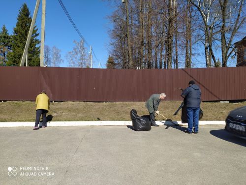 Жители Лаишева сегодня вышли на субботник
