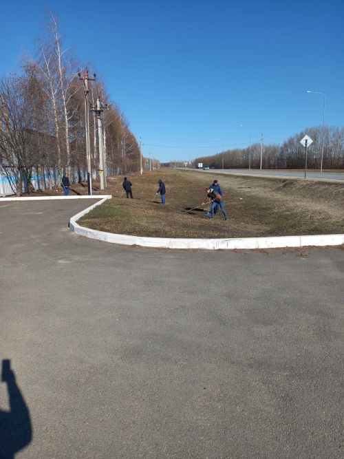 Жители Лаишева сегодня вышли на субботник