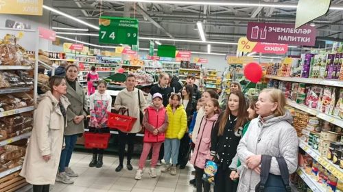 Лаеш районында кибеткә килүчеләр флешмобка кушылып “Этот день победы!” җырын җырладылар