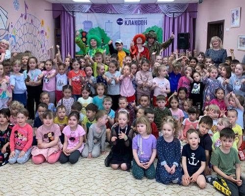 Казанский народный театр «Клаксон» показал сокуровским детям спектакль по ПДД