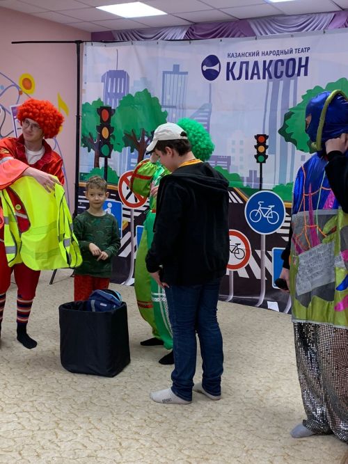 Казанский народный театр «Клаксон» показал сокуровским детям спектакль по ПДД