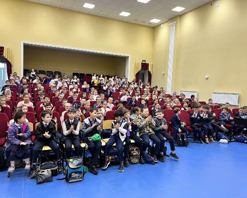 Казанский народный театр «Клаксон» показал сокуровским детям спектакль по ПДД