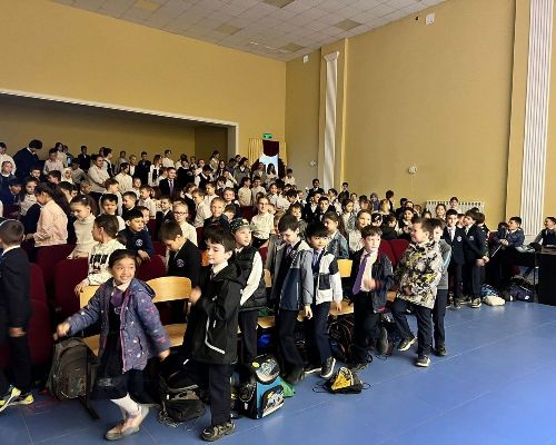 Казанский народный театр «Клаксон» показал сокуровским детям спектакль по ПДД