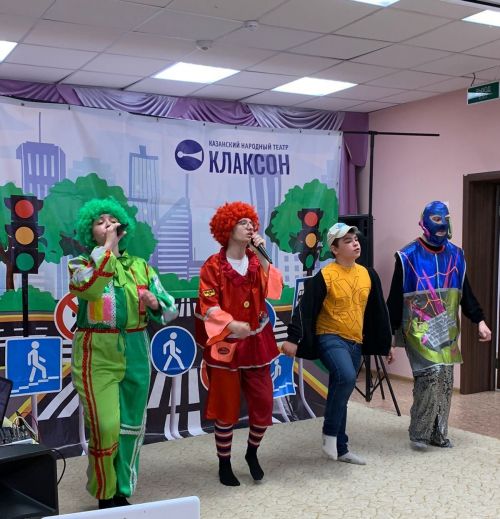 Казанский народный театр «Клаксон» показал сокуровским детям спектакль по ПДД
