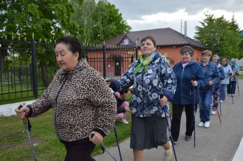 Скандинавская ходьба помогает оставаться в тонусе