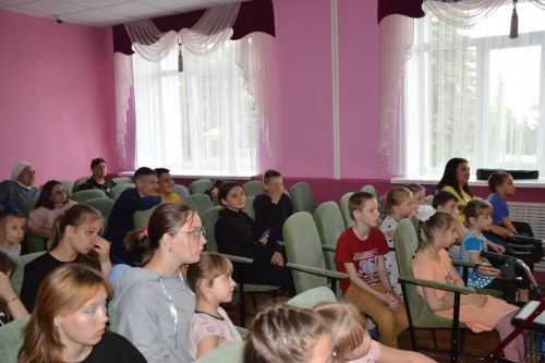 Артисты народного театра-студии «Мыльница» показали воспитанникам Лаишевского детского дома постановку «Кошкин дом»