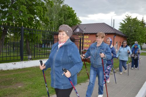 Скандинавская ходьба помогает оставаться в тонусе