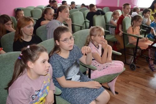 Артисты народного театра-студии «Мыльница» показали воспитанникам Лаишевского детского дома постановку «Кошкин дом»