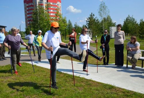Тур по Лаишеву начался с тренировки по скандинавской ходьбе