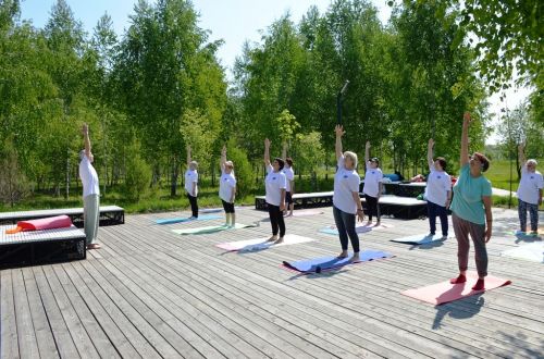 Тур по Лаишеву начался с тренировки по скандинавской ходьбе