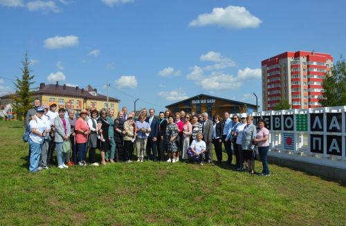 Тур по Лаишеву начался с тренировки по скандинавской ходьбе