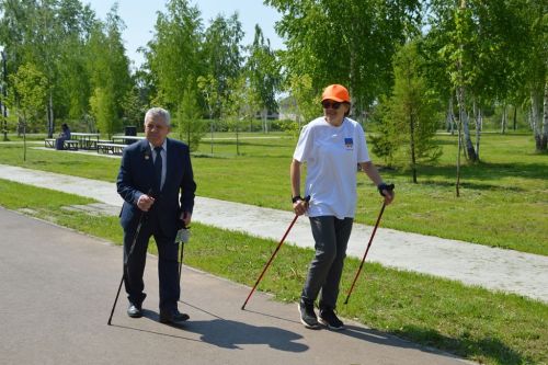Тур по Лаишеву начался с тренировки по скандинавской ходьбе