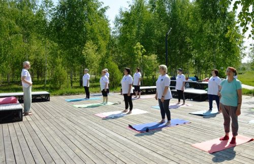 Тур по Лаишеву начался с тренировки по скандинавской ходьбе