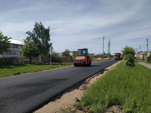 А у нас дорогу асфальтируют