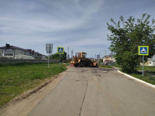 А у нас дорогу асфальтируют