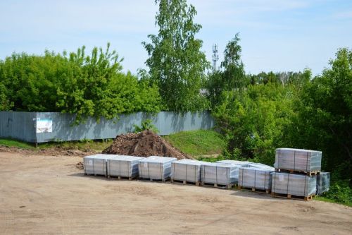 Продолжается строительство нового сквера в Лаишево по национальному проекту