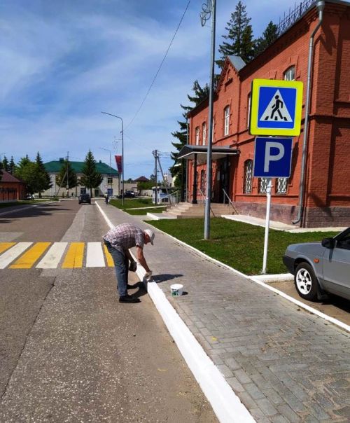 Субботник. Красим, белим, подметаем