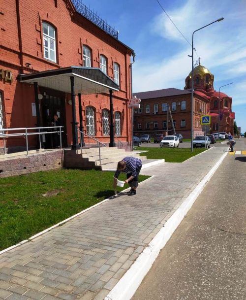 Субботник. Красим, белим, подметаем