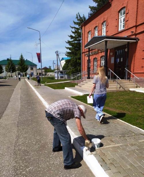Субботник. Красим, белим, подметаем
