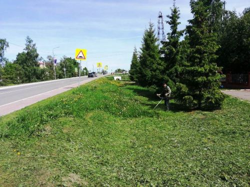 В Лаишеве продолжается обкос травы