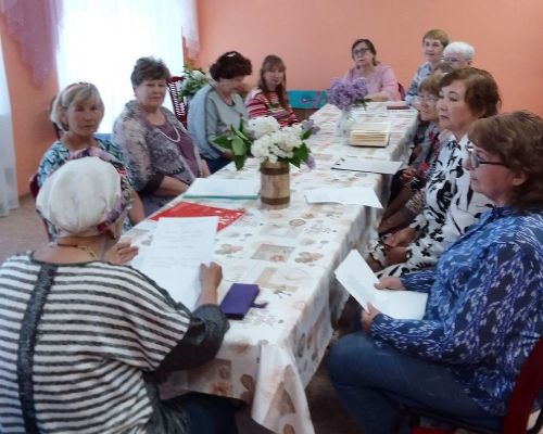 В особый сиреневый день читали стихи, фотографировались, пили чай и обсуждали планы на будущее