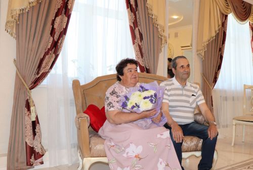 Лаеш районы ЗАГС бүлегендә бергә яшәүләренең 50 еллыгы белән Андрей һәм Галина Малаховларны котладылар