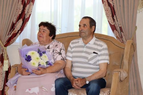 Лаеш районы ЗАГС бүлегендә бергә яшәүләренең 50 еллыгы белән Андрей һәм Галина Малаховларны котладылар