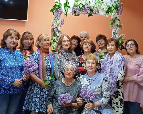 В особый сиреневый день читали стихи, фотографировались, пили чай и обсуждали планы на будущее
