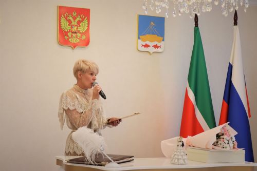 Лаеш районы ЗАГС бүлегендә бергә яшәүләренең 50 еллыгы белән Андрей һәм Галина Малаховларны котладылар