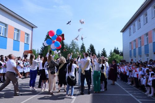 Прошел последний звонок в Лаишевской гимназии №1