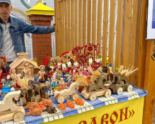Каравон встречает гостей изделиями мастеров, радугой красок и отличным настроем