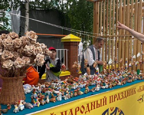 Каравон встречает гостей изделиями мастеров, радугой красок и отличным настроем