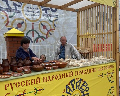 Каравон встречает гостей изделиями мастеров, радугой красок и отличным настроем