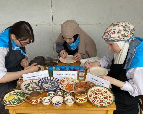 Каравон встречает гостей изделиями мастеров, радугой красок и отличным настроем
